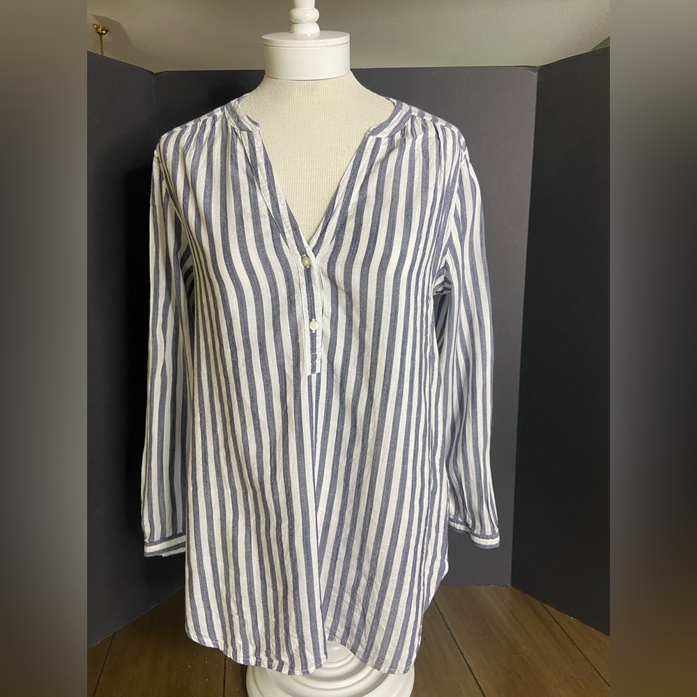 Long sleeve light cotton Old Navy shirt.